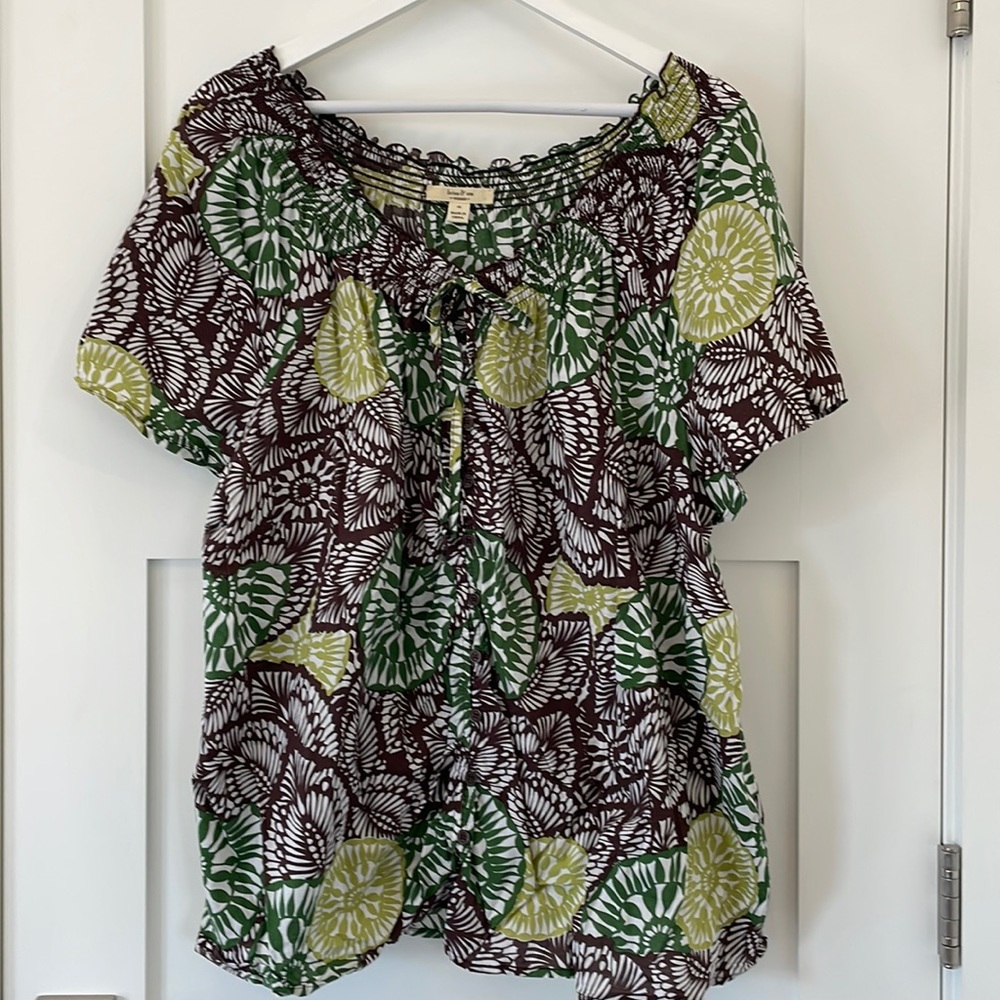 Fun Cotton Leaf Pattern 2X top with button front and elastic collar